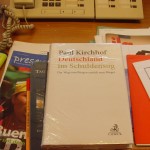 All überall auf den Schreibtischen der Bundestagsabgeordneten sah ich Kirchhofs neues Machwerk glitzern.